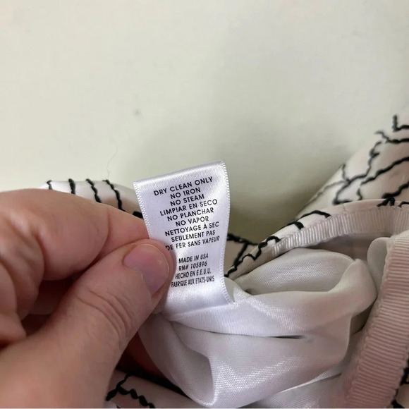 Worth New York White Faux Leather Skirt with  Black Floral Embroidery Size 8 - Picture 8 of 8